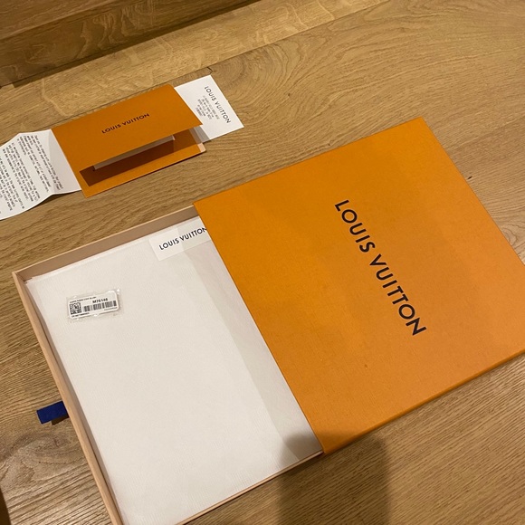 LOUIS VUITTON SCARF - Picture 7 of 7